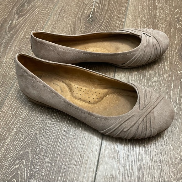 Tan faux suede ballet flats size 9.5 - Picture 2 of 7